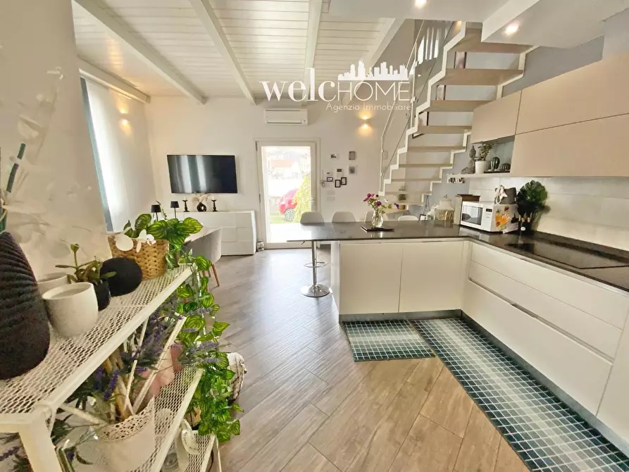 Immagine 2 di Villa in vendita  a Prato