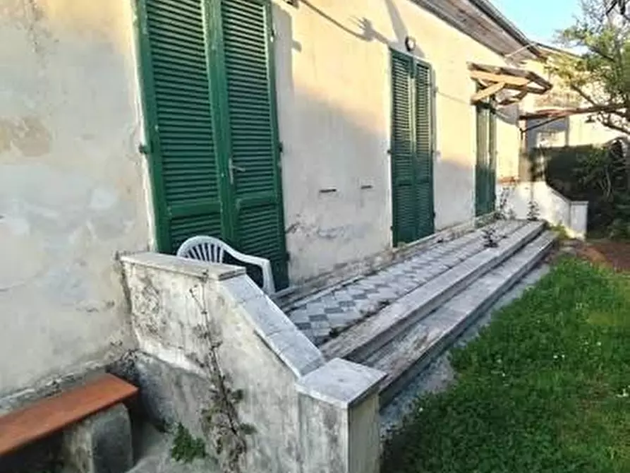 Immagine 1 di Casa semindipendente in vendita  a Massa