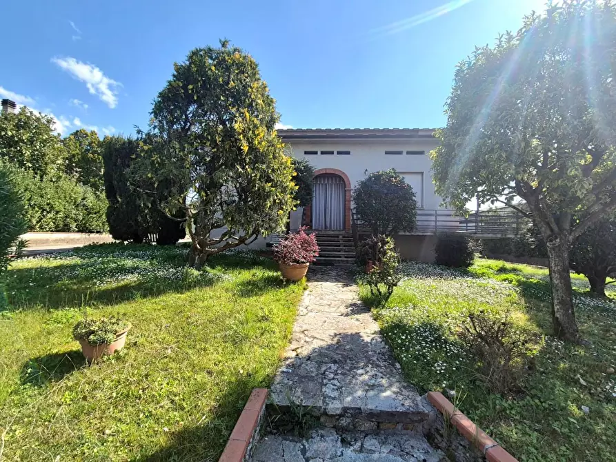 Immagine 2 di Villa in vendita  a Capannori