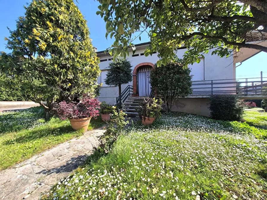 Immagine 10 di Villa in vendita  a Capannori