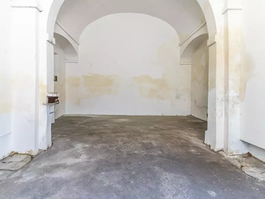 Immagine 10 di Garage in vendita  a Empoli