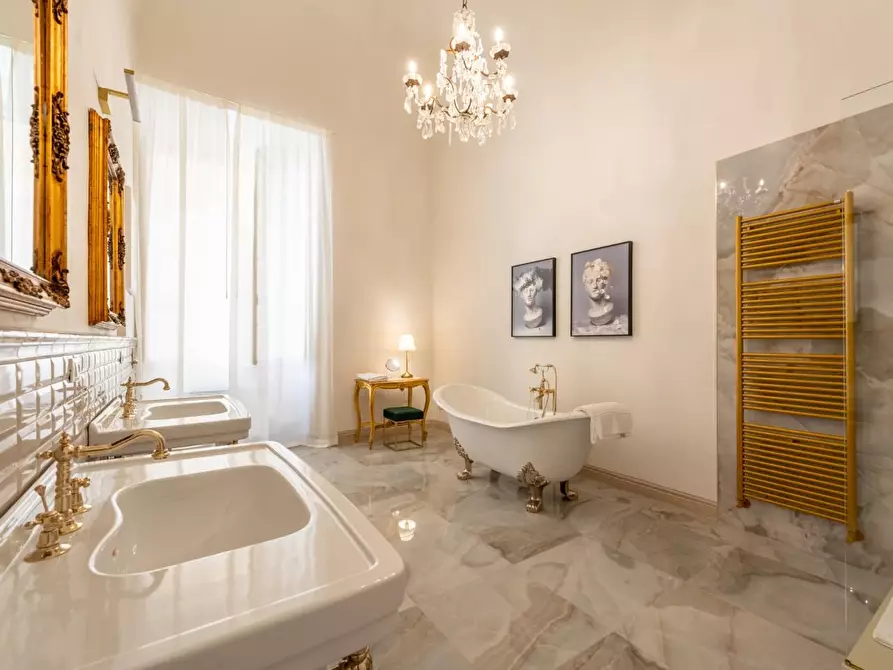 Immagine 48 di Palazzo in vendita  a Pisa