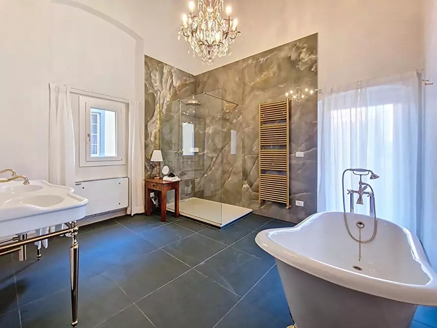 Immagine 25 di Palazzo in vendita  a Pisa