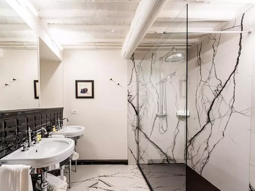 Immagine 41 di Palazzo in vendita  a Pisa