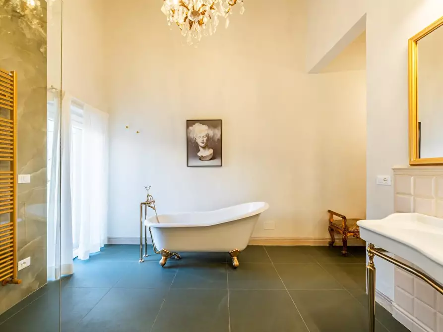 Immagine 55 di Palazzo in vendita  a Pisa