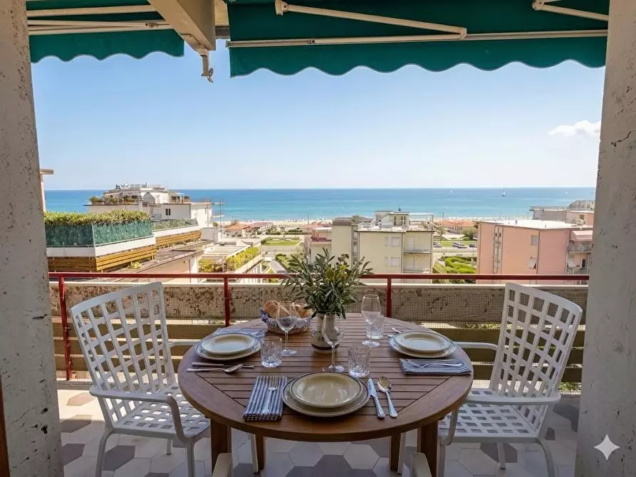 Immagine 1 di Mansarda in vendita  a Viareggio