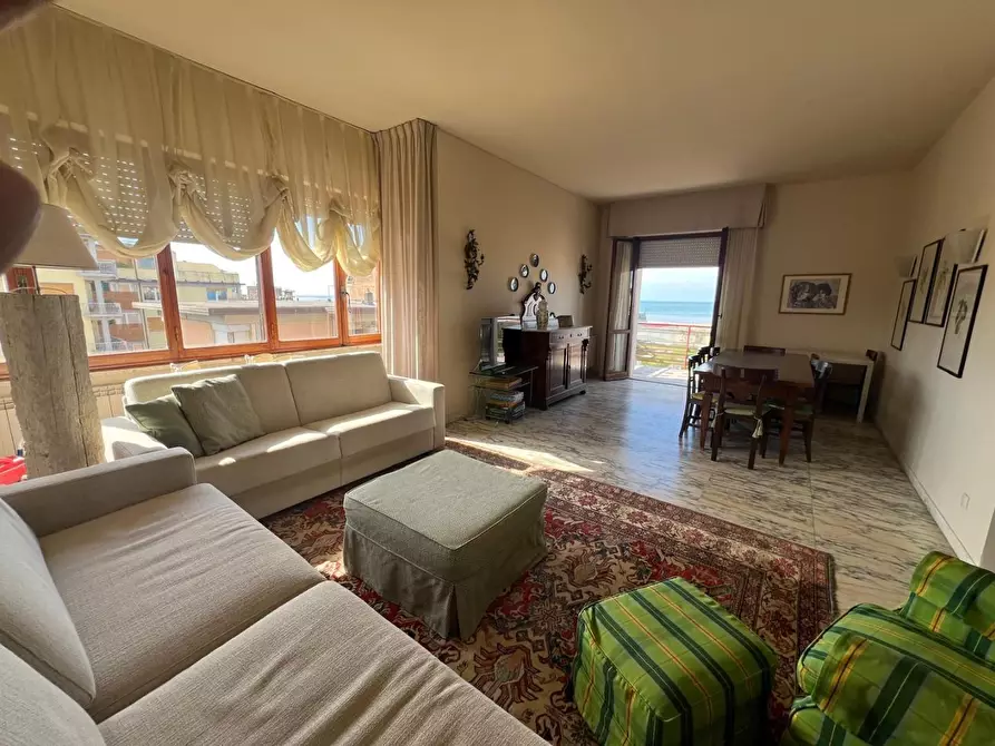 Immagine 1 di Mansarda in vendita  a Viareggio