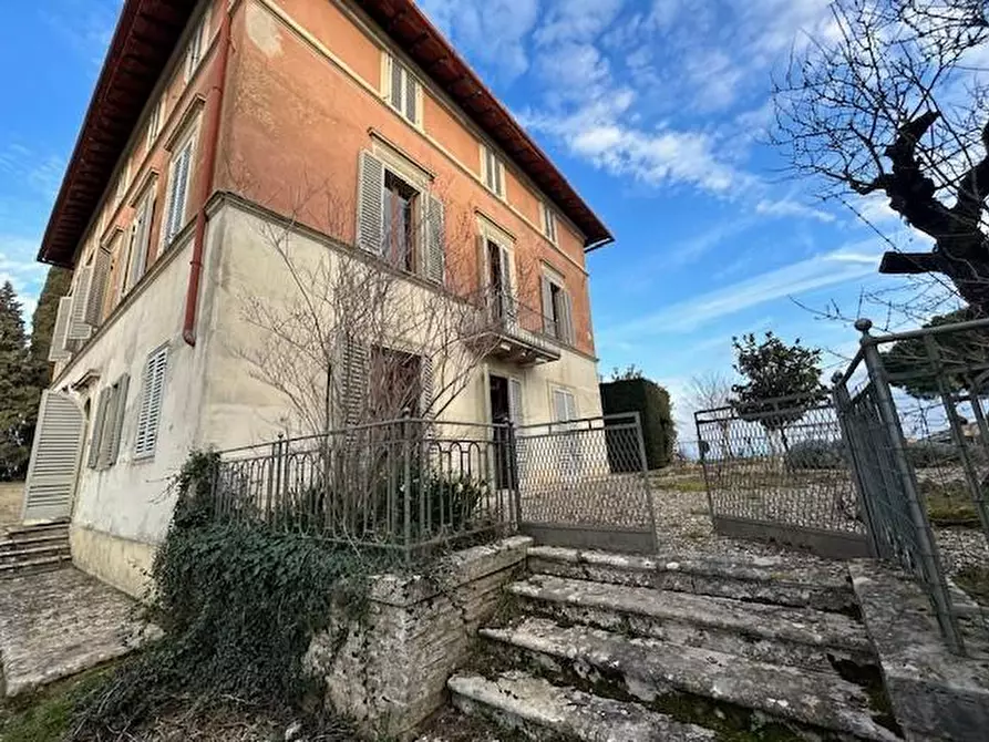 Immagine 1 di Villa in vendita  a Siena