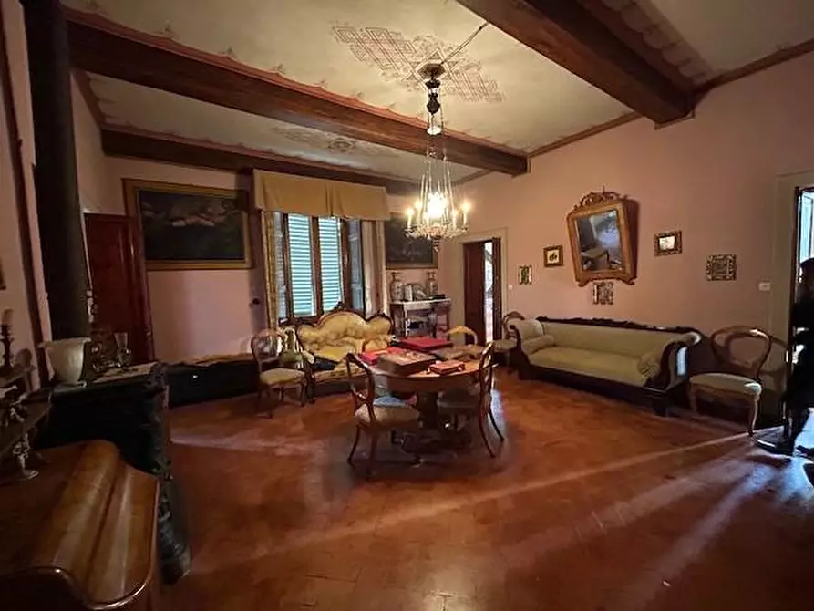 Immagine 18 di Villa in vendita  a Siena