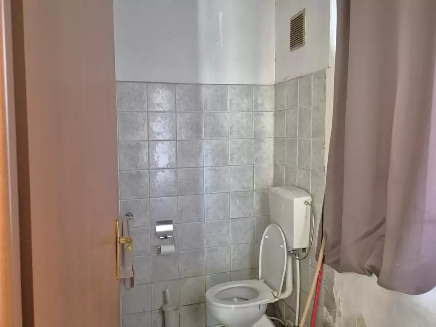 Immagine 6 di Locale commerciale in affitto  a Cascina