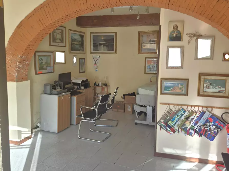 Immagine 3 di Locale commerciale in affitto  a Cascina
