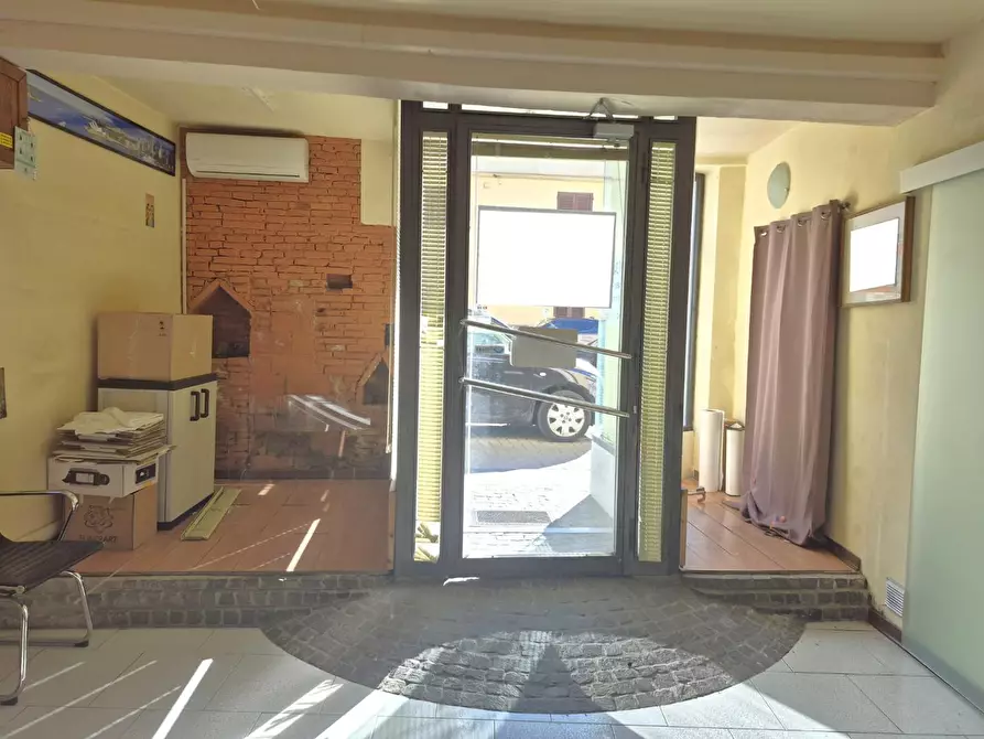 Immagine 2 di Locale commerciale in affitto  a Cascina