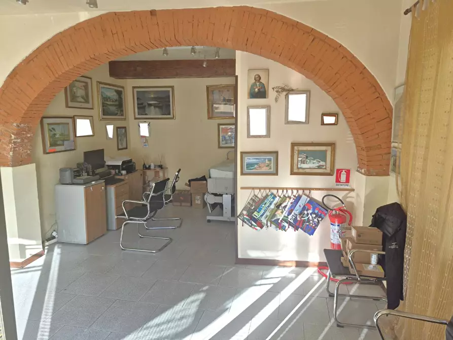 Immagine 1 di Locale commerciale in affitto  a Cascina