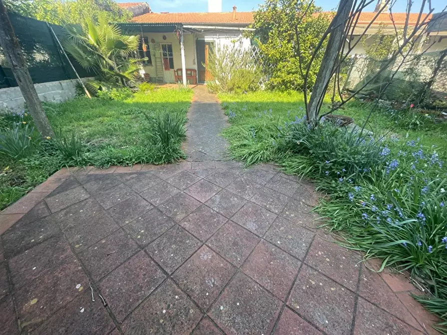 Immagine 3 di Villa in vendita  a Carrara