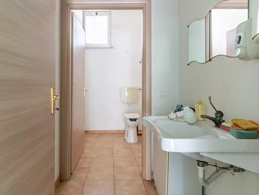 Immagine 22 di Locale commerciale in vendita  a Vinci