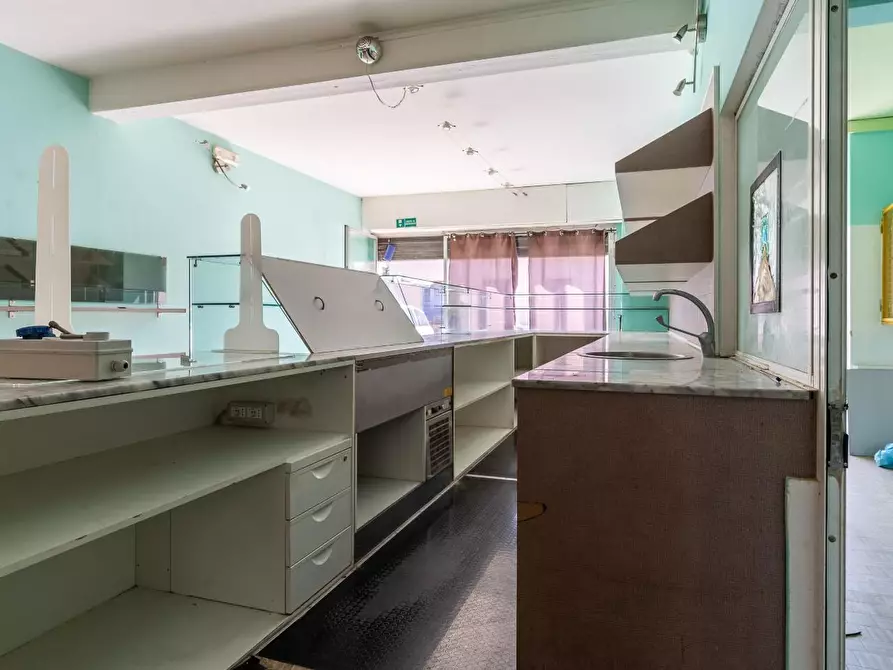 Immagine 9 di Locale commerciale in vendita  a Vinci