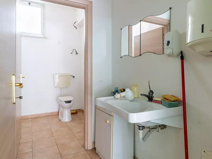 Immagine 23 di Locale commerciale in vendita  a Vinci