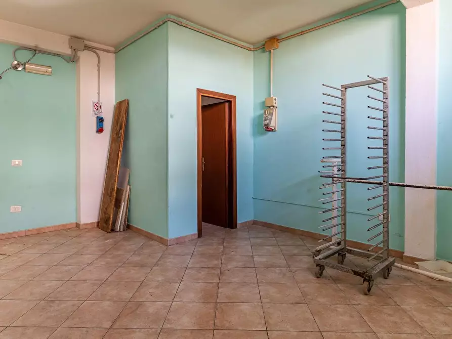 Immagine 15 di Locale commerciale in vendita  a Vinci