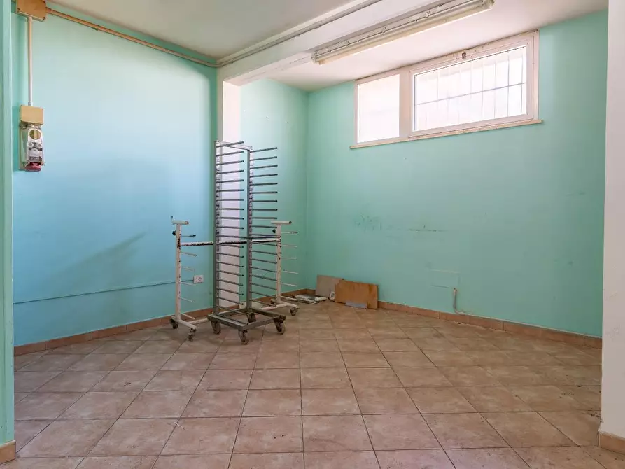 Immagine 10 di Locale commerciale in affitto  a Vinci