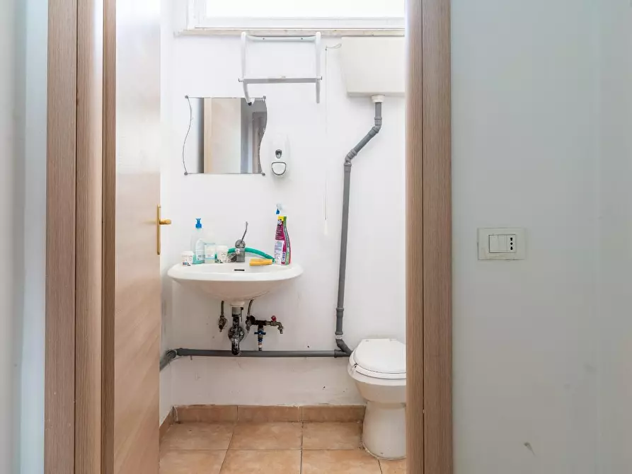 Immagine 26 di Locale commerciale in affitto  a Vinci