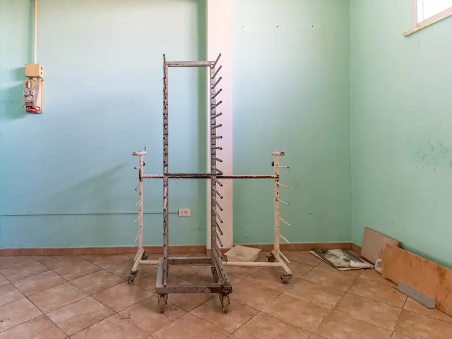 Immagine 14 di Locale commerciale in affitto  a Vinci