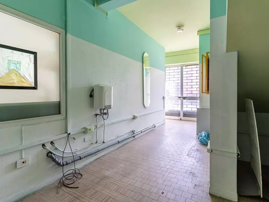 Immagine 19 di Locale commerciale in affitto  a Vinci