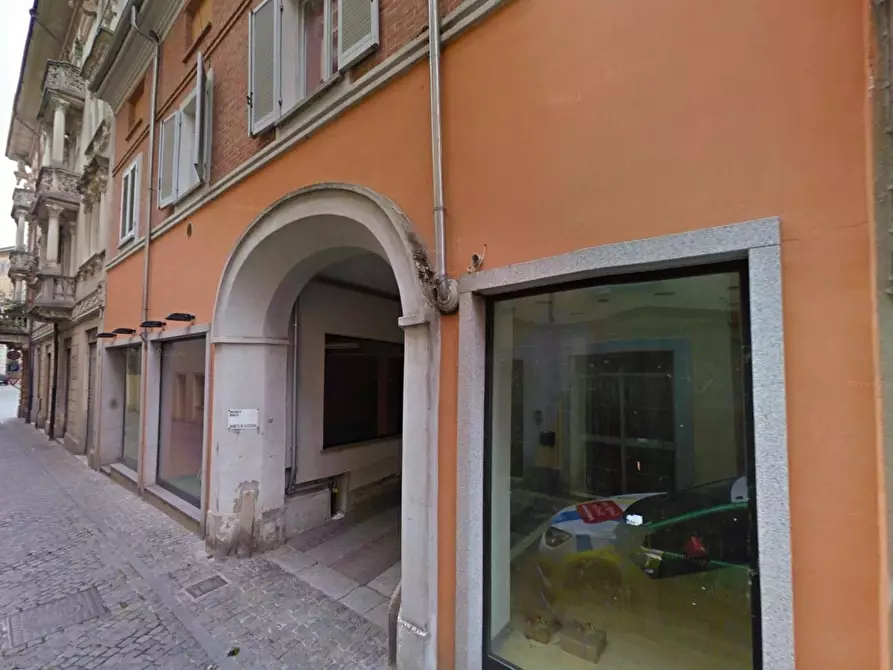 Immagine 1 di Negozio in vendita  a Valenza