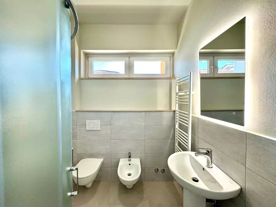 Immagine 15 di Ufficio in affitto  a Lucca