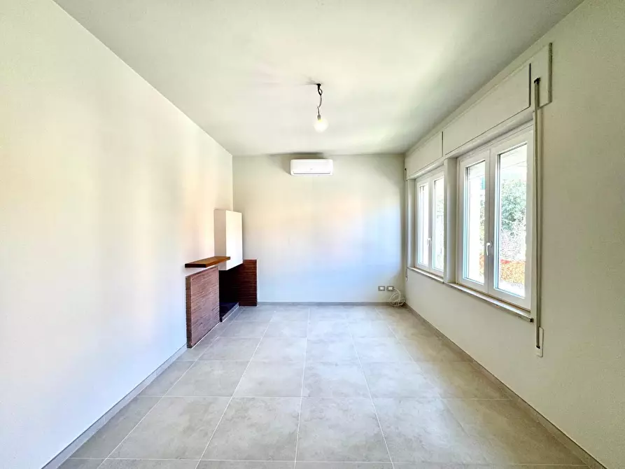 Immagine 2 di Ufficio in affitto  a Lucca