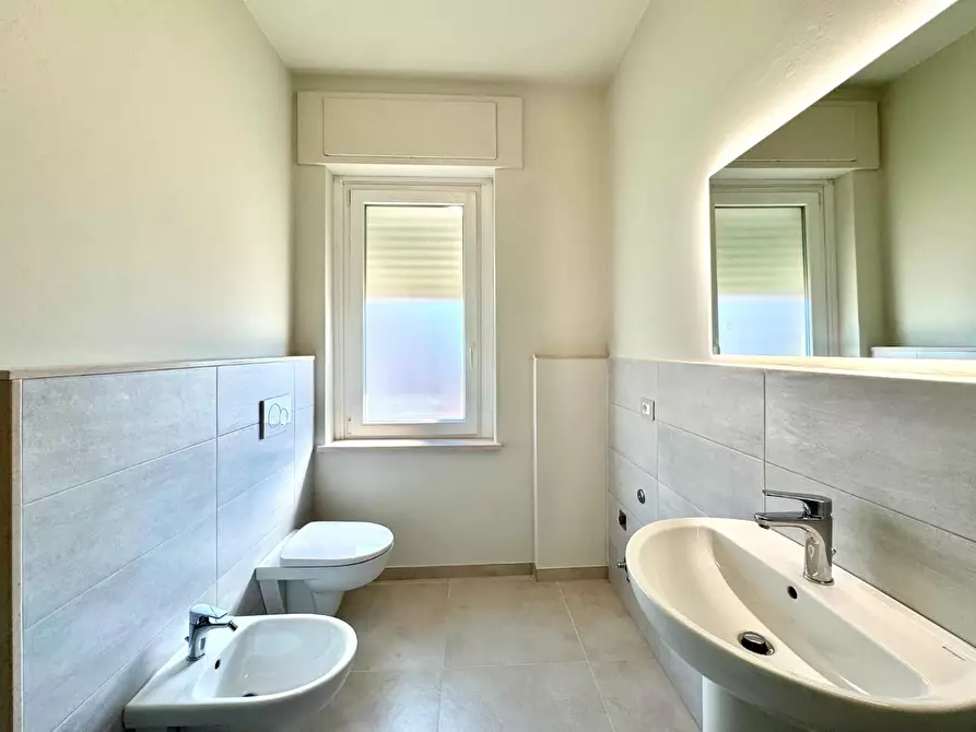 Immagine 12 di Ufficio in affitto  a Lucca