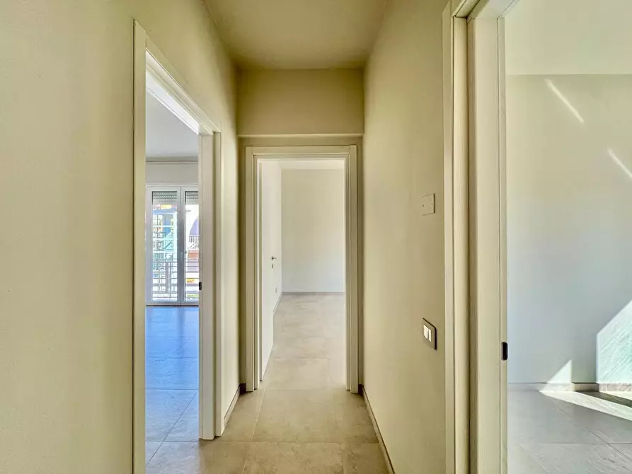 Immagine 14 di Ufficio in affitto  a Lucca