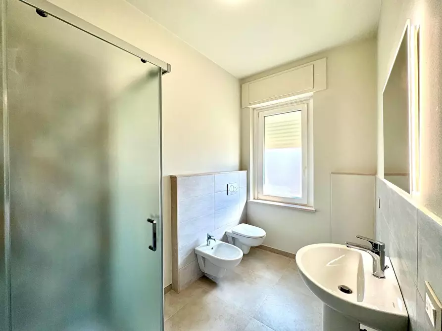 Immagine 13 di Ufficio in affitto  a Lucca