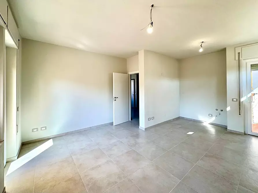 Immagine 5 di Ufficio in affitto  a Lucca