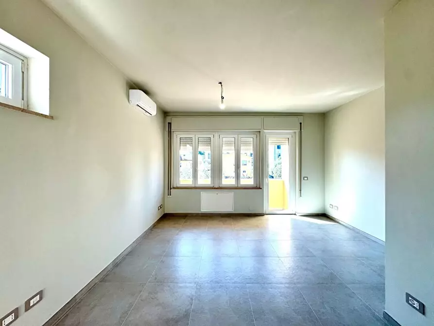 Immagine 3 di Ufficio in affitto  a Lucca