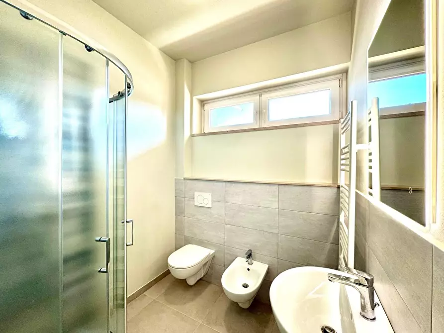 Immagine 16 di Ufficio in affitto  a Lucca