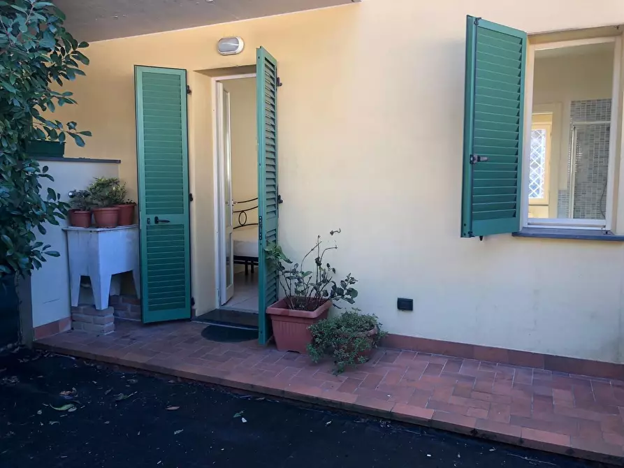 Immagine 9 di Appartamento in vendita  a Lucca