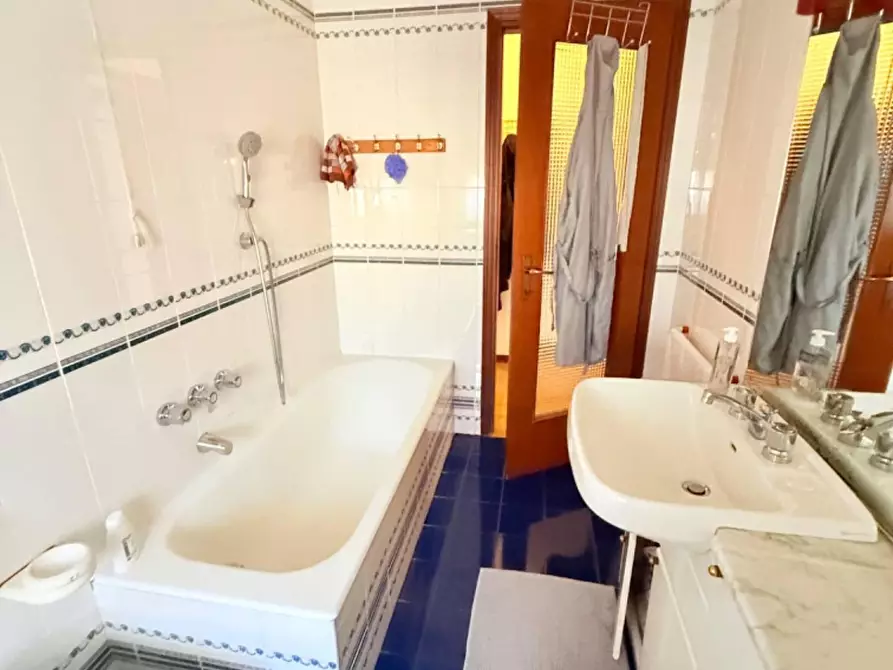 Immagine 22 di Appartamento in vendita  a Massa