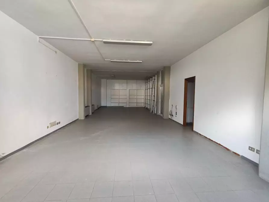 Immagine 1 di Locale commerciale in vendita  a Lucca