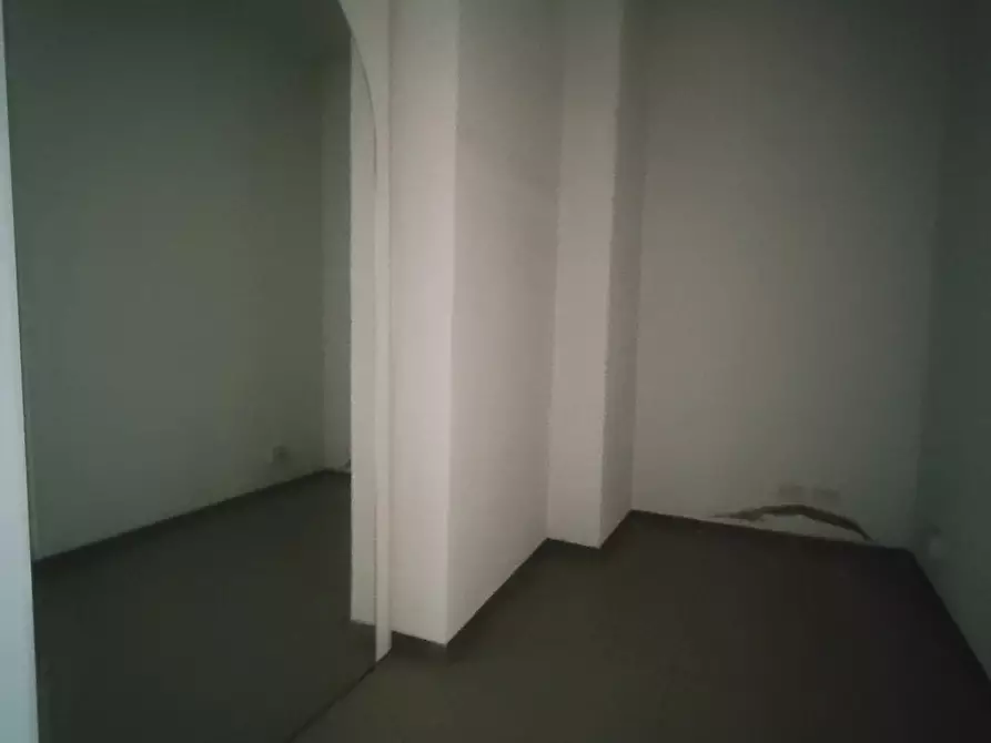 Immagine 15 di Locale commerciale in vendita  a Lucca