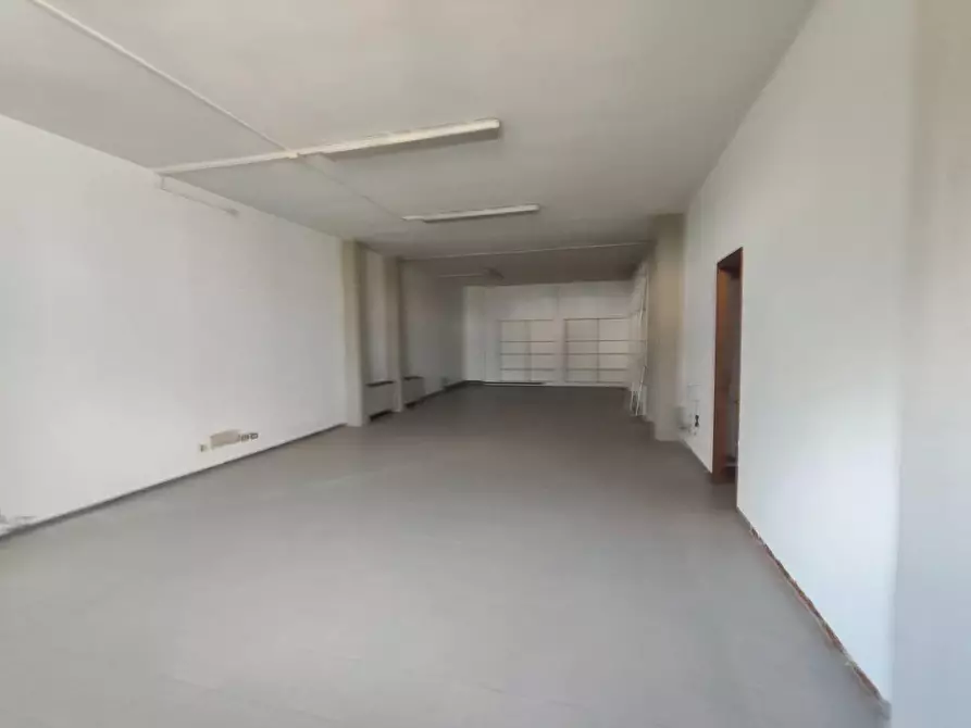 Immagine 7 di Locale commerciale in vendita  a Lucca