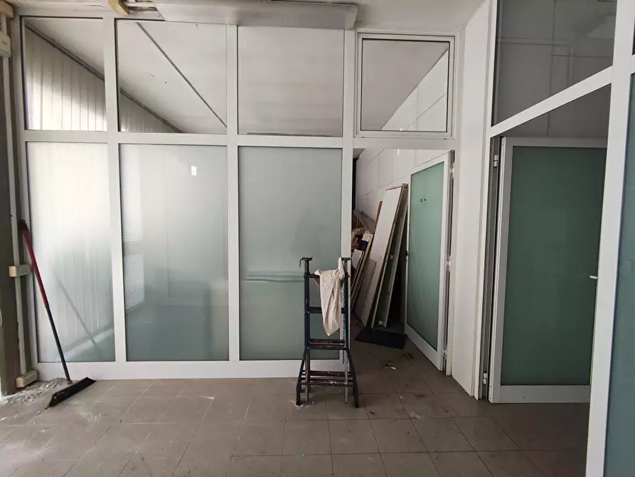 Immagine 23 di Locale commerciale in vendita  a Lucca