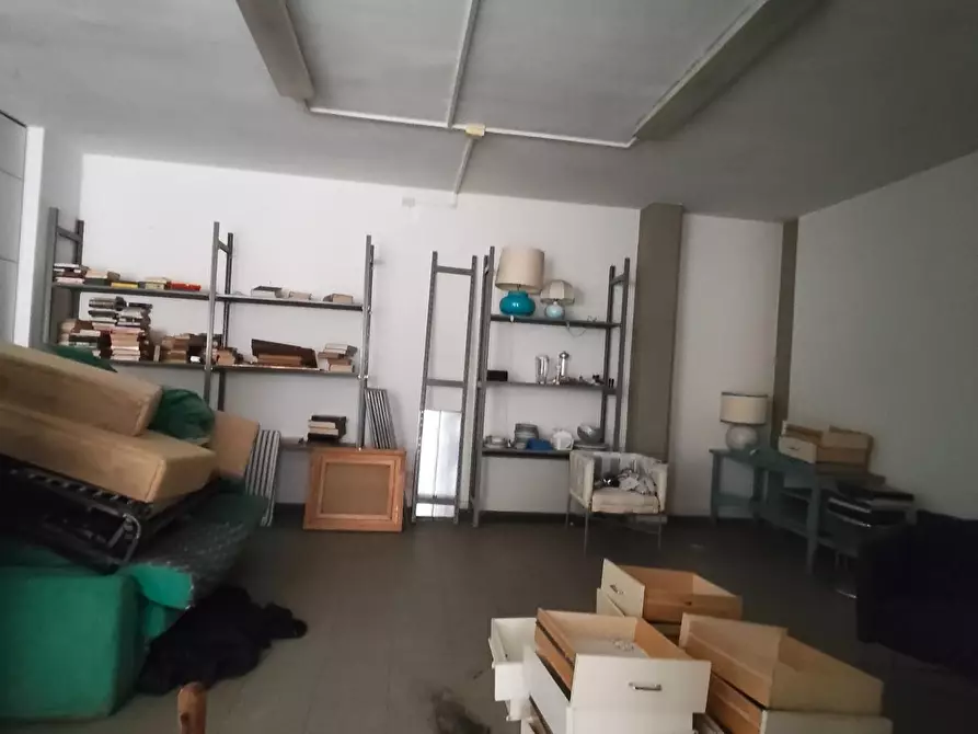 Immagine 25 di Locale commerciale in vendita  a Lucca