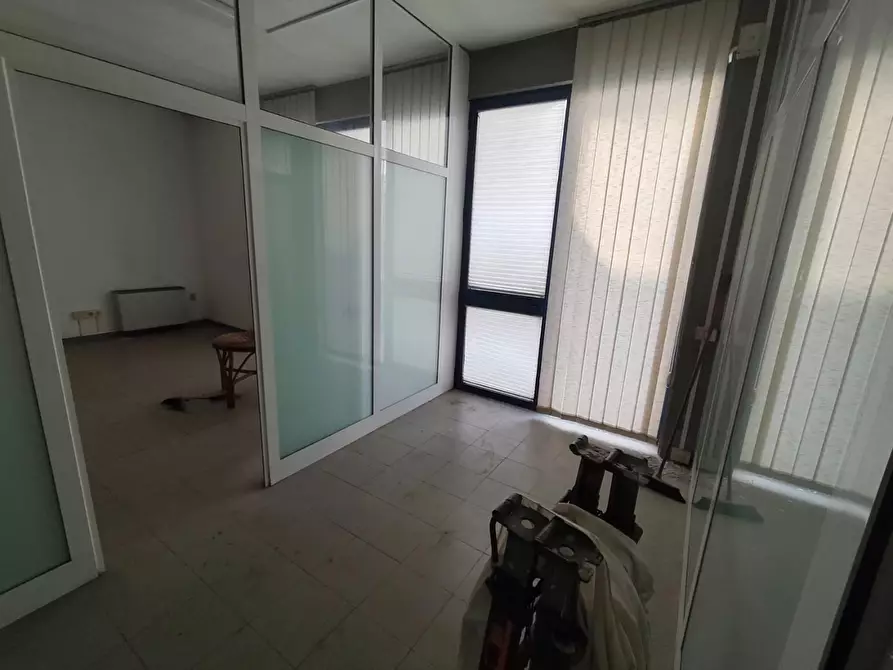 Immagine 20 di Locale commerciale in vendita  a Lucca