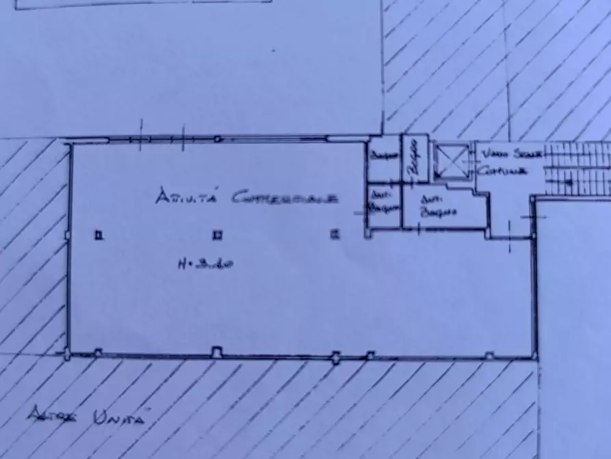 Immagine 27 di Locale commerciale in vendita  a Lucca