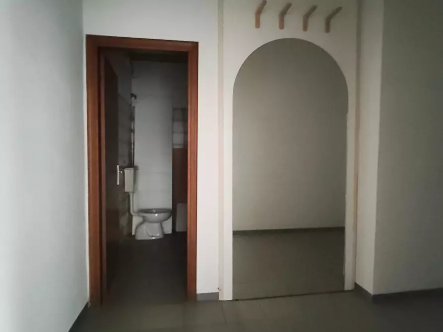 Immagine 14 di Locale commerciale in vendita  a Lucca