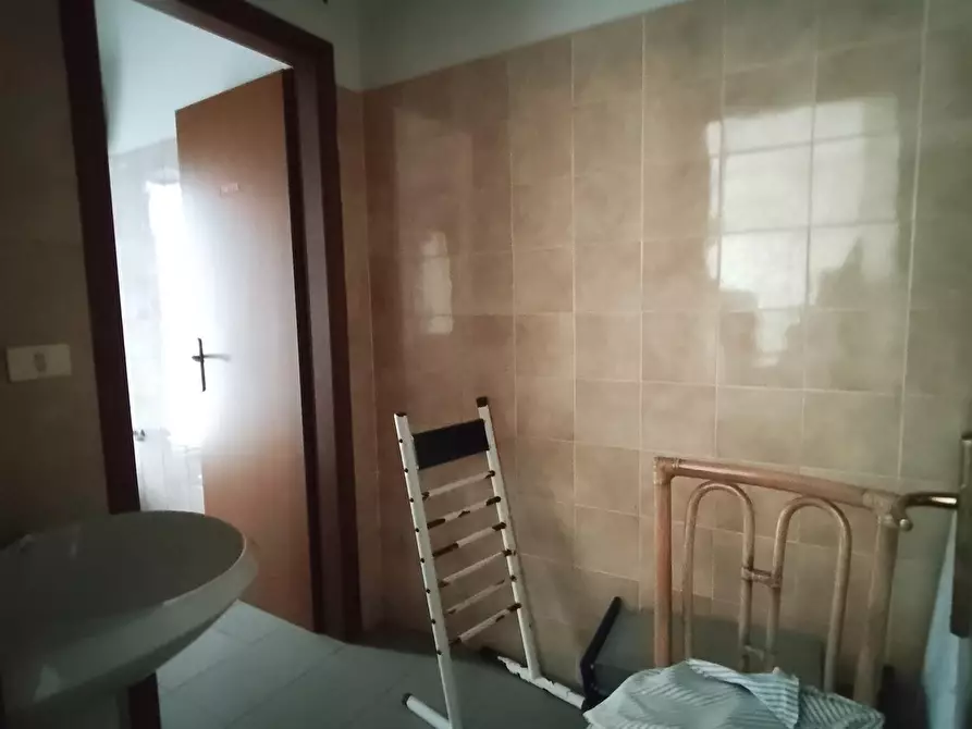 Immagine 18 di Locale commerciale in vendita  a Lucca