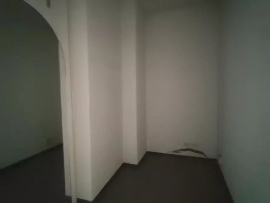 Immagine 11 di Locale commerciale in vendita  a Lucca