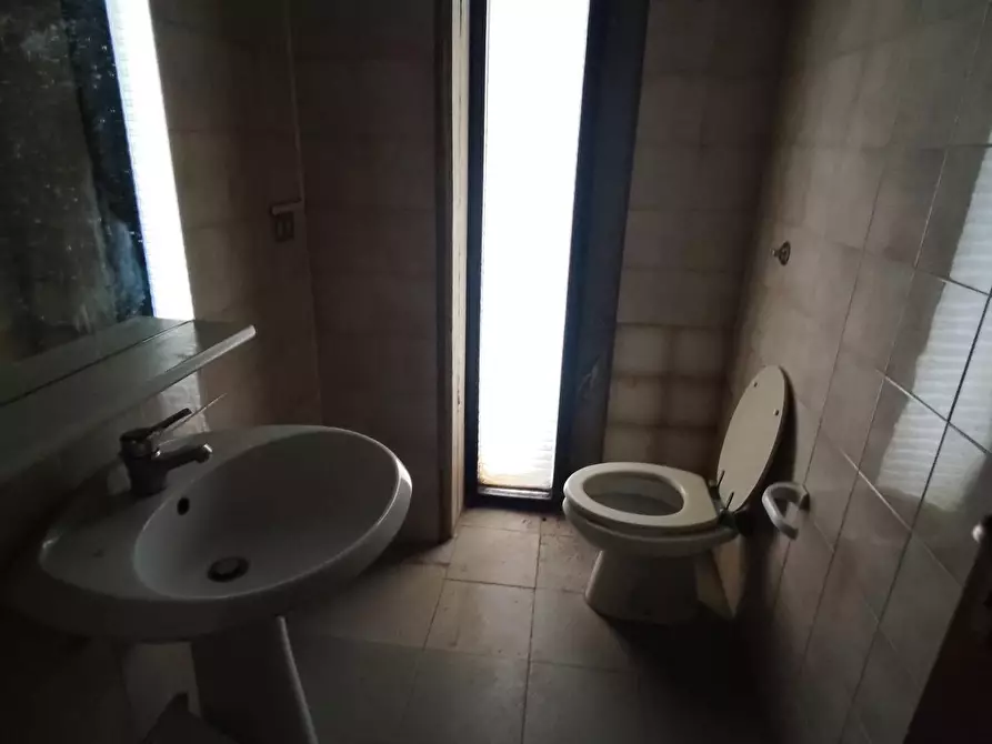 Immagine 17 di Locale commerciale in vendita  a Lucca