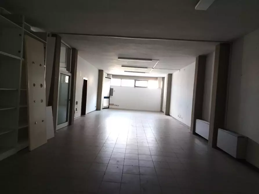 Immagine 5 di Locale commerciale in vendita  a Lucca