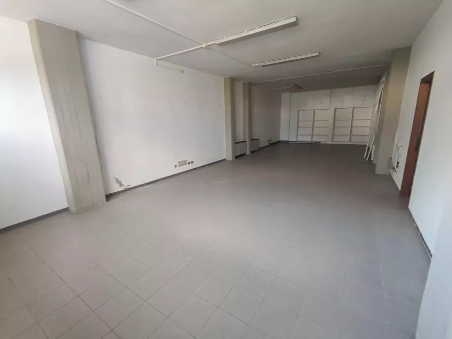 Immagine 9 di Locale commerciale in vendita  a Lucca